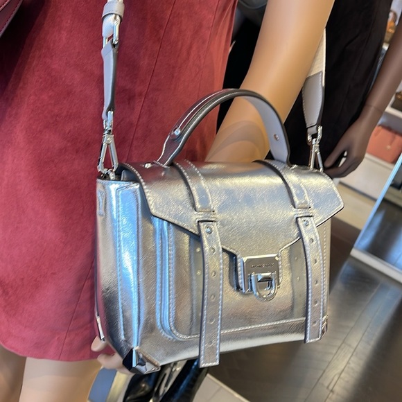 MICHAEL KORS
Manhattan Medium TH SCHOOL Crackled Metallic Leather SATCHEL
NWT - Picture 9 of 16